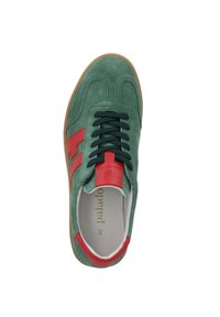 Gröna mockasneakers med röda accenter och snören, gummisulor, bågformad sömnad och vadderad tunga. Storlek 42 synlig inuti.