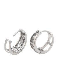 Strieborné kruhové náušnice s prepracovanými mriežkovými a cik-cak výrezmi, jedna s otváracím a druhá so zatvoreným zapínaním, zobrazené na bielom pozadí.