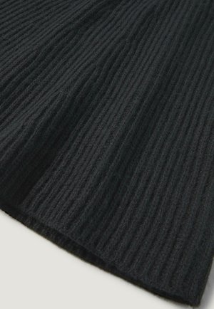Schwarzer, gerippter Strickstoff mit einer strukturierten, weichen Oberfläche, die vertikale Linien und einen gefalteten Rand für zusätzliche Details zeigt.