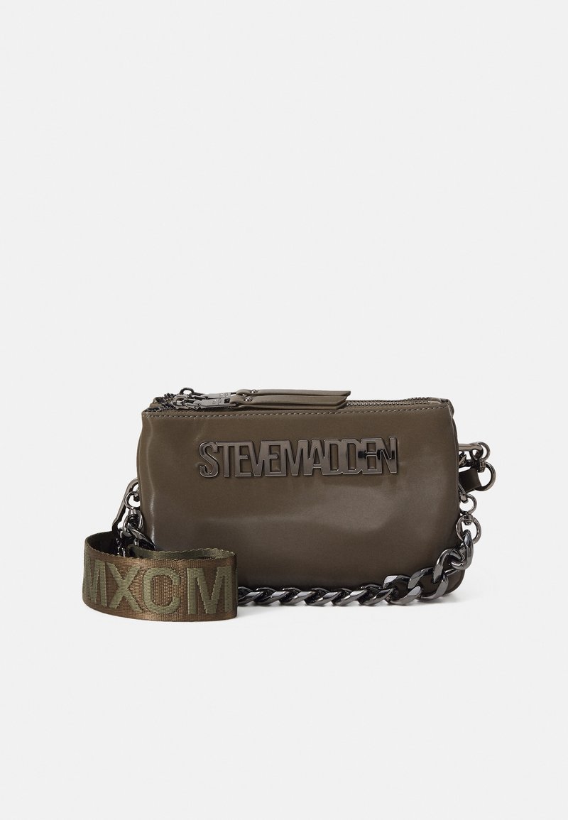 Sac bandoulière rectangulaire vert olive avec logo métallique "Steve Madden", fermeture éclair, chaîne et sangle en tissu avec le texte "MIXCM".