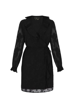 Sort omslagskjole med lange ærmer, flæsekant ved kraven, blomstret tekstureret stof, bindebælte i taljen og rynkede manchetter på ærmerne.