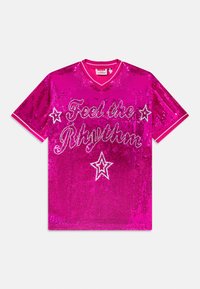 T-shirt en sequins roses avec un col en V, arborant "Feel the Rhythm" et des embellissements en forme d'étoile en argent. Manches courtes avec un ourlet contrastant.
