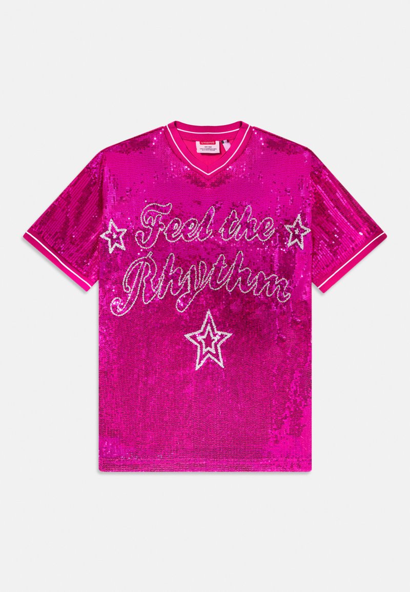 T-shirt en sequins roses avec un col en V, arborant "Feel the Rhythm" et des embellissements en forme d'étoile en argent. Manches courtes avec un ourlet contrastant.