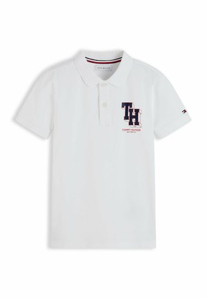 Biała koszulka polo z krótkim rękawem, kołnierzykiem, dwoma guzikami, logo Tommy Hilfiger i inicjałami "TH" na piersi oraz małą flagą na rękawie.