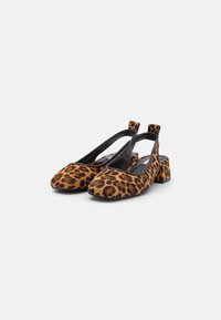 Slingback-skor med leopardmönster i ett texturerat päsliknande material, fyrkantig tå och en stabil blockklack i svart. Har en bakrem för stöd.