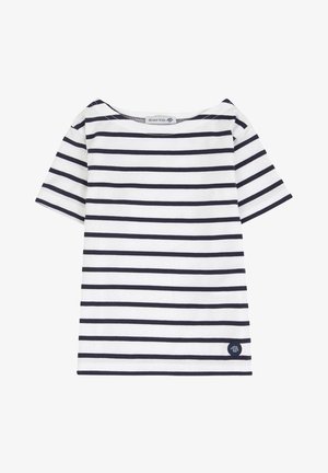Hvid kortærmet skjorte med marineblå vandrette striber og en lille marineblå patch nær kanten, designet til børn.
