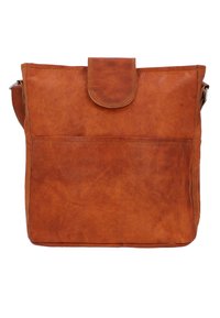 Brun läderbudväska med ett framflik, enkel axelrem och en ficka. Mjuk textur med synliga sömdetaljer.