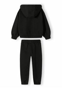 Svart hoodie- och byxset. Hoodien har en dragsko i huvan och ribbade muddkanter. Byxorna har midjeband i elastiskt material och smalnande ben. Mjuk textur.