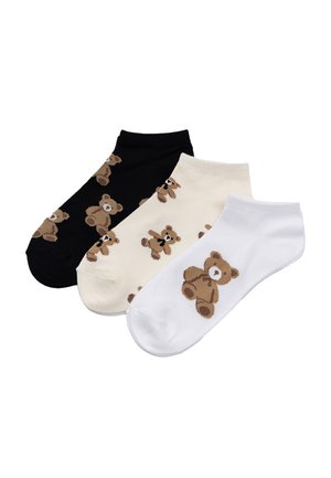 Trzy pary skarpetek do kostek w kolorach czarnym, kremowym i białym, każda z wzorem brązowego misia.