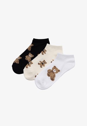 Trzy pary skarpetek do kostek w kolorach czarnym, kremowym i białym, każda z wzorem brązowego misia.