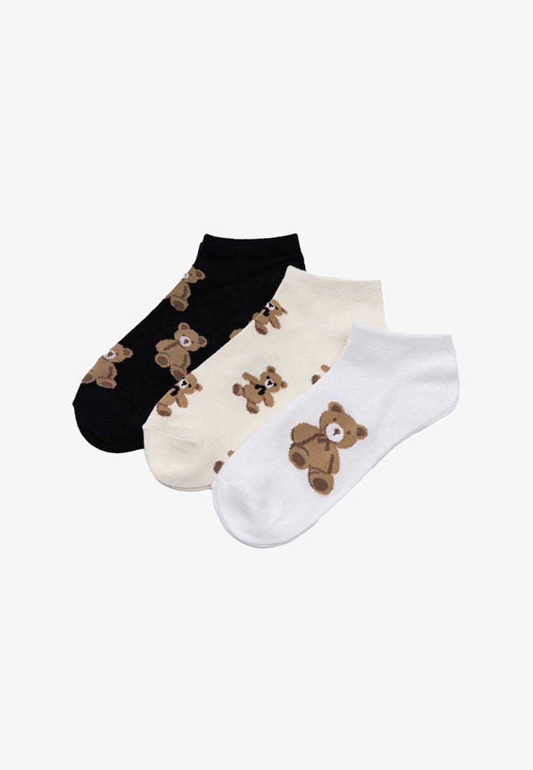 Trzy pary skarpetek do kostek w kolorach czarnym, kremowym i białym, każda z wzorem brązowego misia.