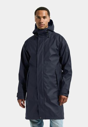 Marineblauer wasserdichter Regenmantel mit hohem Kragen, verstellbarer Kapuze und Reißverschlusstaschen. Verfügt über eine bequeme Passform und eine glatte, strapazierfähige Textur.