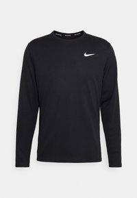Schwarzes langärmliges Sportshirt aus glattem Stoff, mit rundem Halsausschnitt und kleinem weißen Nike-Logo auf der linken Brust.