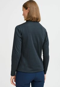 Tumši pelēks garām piedurknēm zips džemperis, izgatavots no struktūras auduma, ar pieguļošu dizainu un gludiem šuvumiem, redzams aizmugures skats.