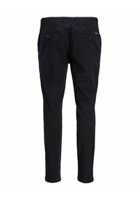 Donkerblauwe broek van katoen met een slim fit, voorzien van twee achterzakken met knopen en een zichtbaar merkembleem nabij de taille.