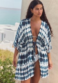 Niebiesko-biały kimono w stylu tie-dye z dużymi rękawami, otwartym przodem i ściągaczem w talii. Lekki, zwiewny materiał. Eleganckie okrycie plażowe.