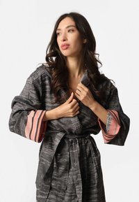 MAЯSIKØH Hommikumantel - black