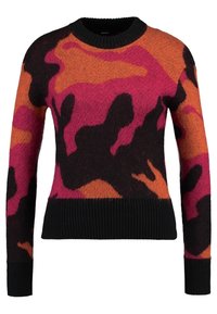 Maglione a maniche lunghe in maglia con polsini e orlo a coste, caratterizzato da un motivo astratto mimetico nei colori nero, arancione e magenta.