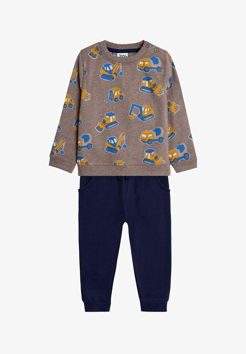 Hanorac gri cu modele de vehicule de construcție albastre și galbene, purtat cu pantaloni sport bleumarin cu buzunare frontale și mansete elastice.