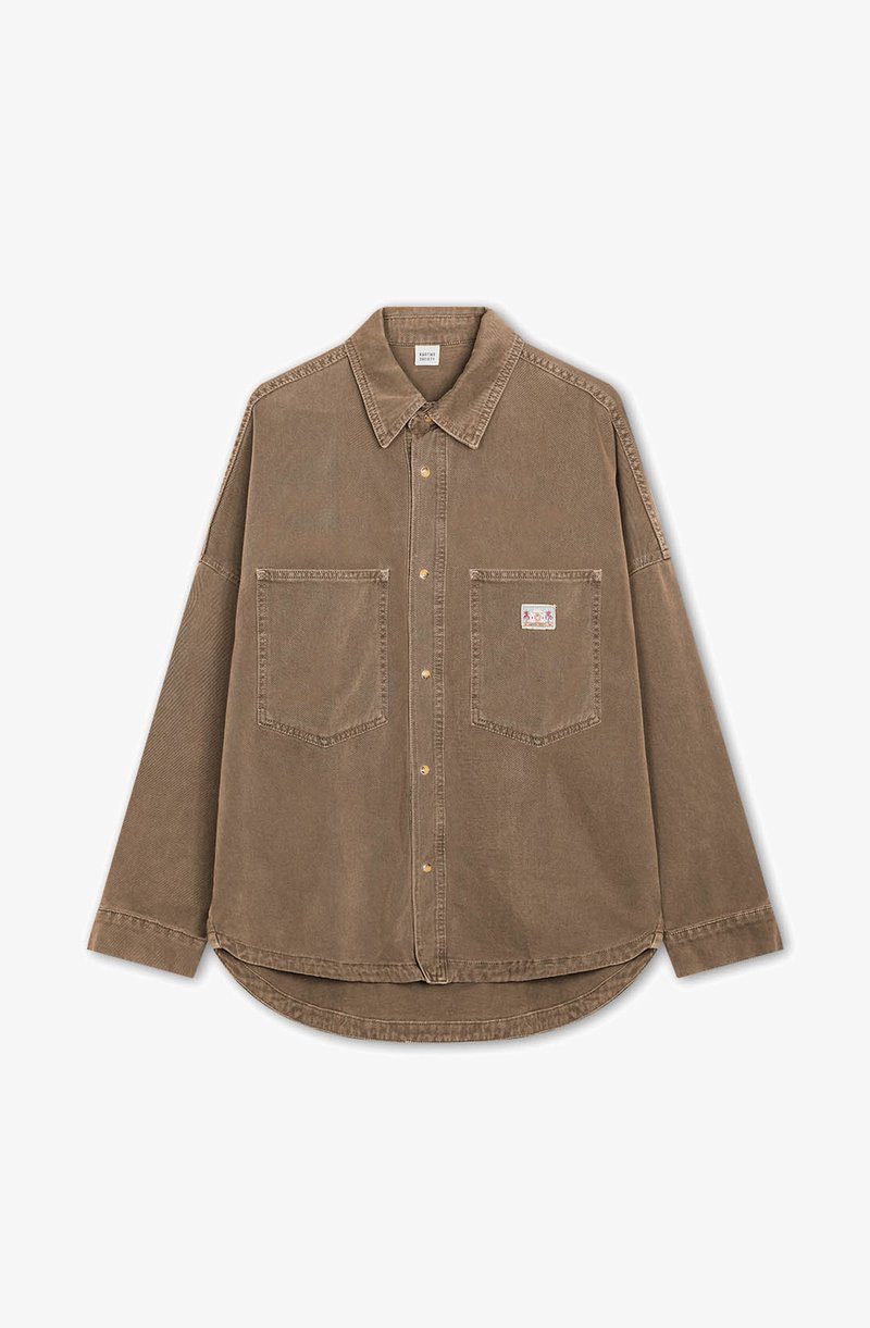 Camisa de cotim castanho com fecho à frente, colarinho, dois bolsos no peito e bainha curva. Apresenta botões em tom dourado e uma textura subtil.