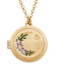 Gouden locket hanger met een gestructureerde afwerking, voorzien van een halve maan en een blauw bloemenpatroon, benadrukt door een sterretje en een scharnier sluiting.