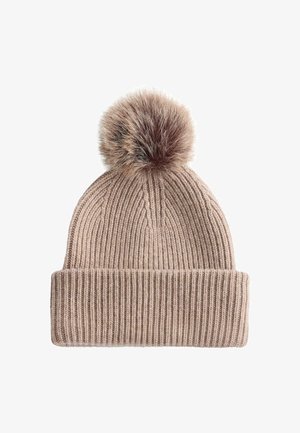 Gestrickte Mütze in Hellbraun mit geripptem Muster. Verfügt über eine weiche, künstliche Pelzbommel auf der Oberseite und einen umgeschlagenen Saum für eine verstellbare Passform.
