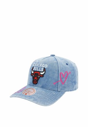 Hellblaues Denim Chicago Bulls Cap mit rotem Stier-Logo, weißem Text und einer pinkfarbenen Herz-Pfeil-Grafik an der Seite.