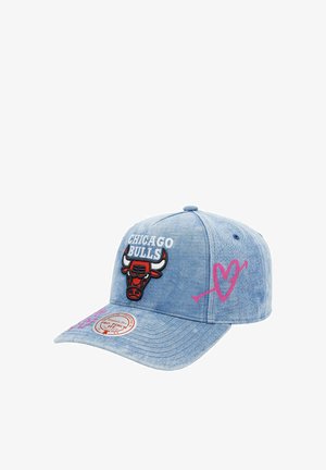 Hellblaues Denim Chicago Bulls Cap mit rotem Stier-Logo, weißem Text und einer pinkfarbenen Herz-Pfeil-Grafik an der Seite.