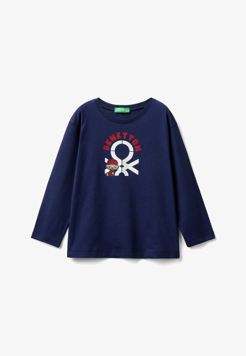 Camicia a maniche lunghe blu navy con testo "Benetton" rosso, logo OK bianco e un piccolo personaggio dei cartoni animati con occhiali e un cappello rosso.