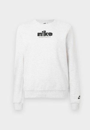 Λευκό μακρυμάνικο φούτερ Nike με μαύρο λογότυπο Nike Sportswear στο στήθος και μικρότερο λογότυπο στην μανσέτα του αριστερού μανικιού.