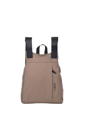 Beige rugzak met vierkante vorm, zwarte verstelbare riemen, een ritsvak aan de voorkant en een tekstlogo "KCB" rechtsonder.