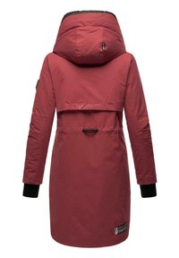 Punainen vedenpitävä parka, jossa on iso huppu, musta vuori, kiristettävä vyötärö ja joustavat hihansuut. Sisältää logopatchin helmassaan.