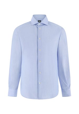 Vaaleansininen miesten paita, jossa ohuet valkoiset pystysuorat raidat, pitkät hihat, napitettu edusta ja terävä kaulus, valkoisella taustalla.