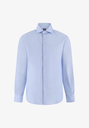 Lichtblauw overhemd voor heren met dunne witte verticale strepen, lange mouwen, knoopsluiting aan de voorkant en een puntige kraag, getoond tegen een witte achtergrond.