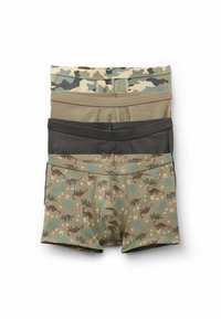 Tres pares de bóxers: uno con patrón de camuflaje, uno en verde oliva sólido y uno con estampados de dinosaurios en marrón y azul verdoso.