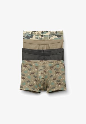 Trois paires de boxers : une avec un motif camouflage, une en vert olive uni, et une avec des motifs de dinosaures en marron et teal.