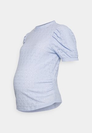 Haut bleu clair à manches courtes avec un motif texturé en losanges, manches bouffantes et ourlet arrondi, conçu pour une silhouette ajustée.