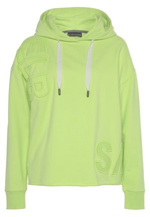 Neonowozielona bluza z kapturem z białymi sznurkami i wytłoczonymi dużymi literami na lewym ramieniu i dolnej prawej stronie, długie rękawy z prążkowanymi mankietami.