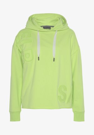 Sudadera con capucha verde neón con cordones blancos y letras grandes en relieve en el hombro izquierdo y en la parte inferior derecha, mangas largas con puños acanalados.