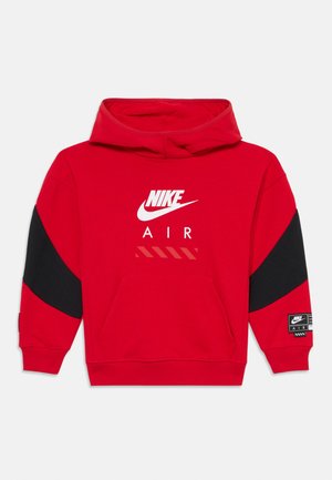 Haut à capuche Nike rouge avec des accents noirs, présentant une poche avant, une capuche et un logo Nike Air blanc sur la poitrine. Fabriqué en tissu doux, coupe régulière.