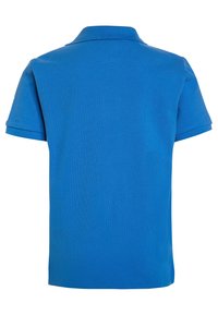 Camisa polo de manga corta azul, hecha de tejido texturizado, con un cuello clásico y puños acanalados. La vista trasera muestra un color sólido y un acabado limpio.