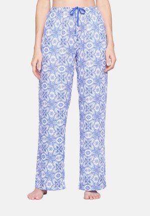 Locker sitzende Schlafanzughose mit blau-weißem Blumen- und geometrischem Fliesenmuster, elastischem Bund und vorderem Kordelzug, barfuß getragen.