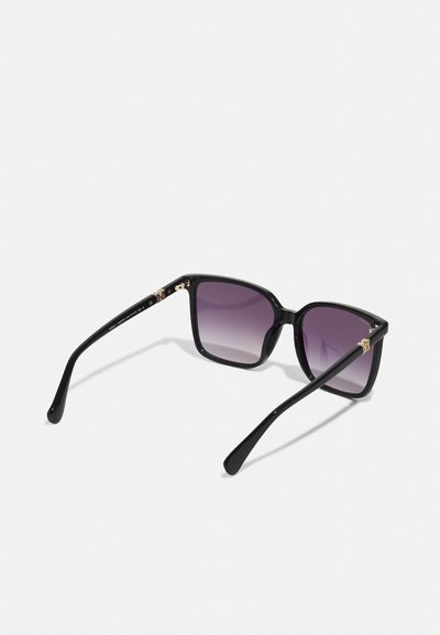 Óculos de sol rectangulares pretos com lentes púrpuras degradé, armação de plástico brilhante e detalhes dourados nas dobradiças. Design inspirado no retro.