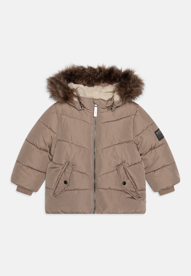 Veste beige rembourrée avec capuche bordée de fourrure, fermeture éclair, deux poches latérales, poignets côtes et doublure intérieure douce.