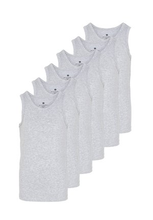 Seks grå bomulds tanktoppe med et klassisk design, der har en rund halsudskæring og uden ærmer, stablet side om side.