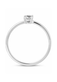 Sølvsolitær forlovelsesring med en rundslibet diamant holdt af fire kløer på en tynd, poleret ring.