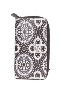 Portefeuille à motif floral en noir et blanc, avec un extérieur texturé, une fermeture zippée et un logo en relief à l'avant.