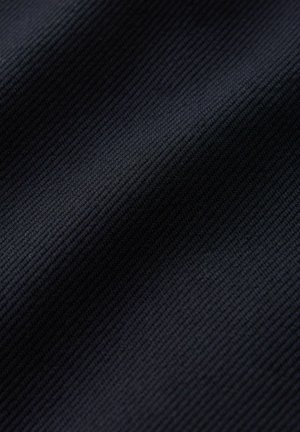 Tela negra texturizada con un sutil patrón acanalado, textura suave y color uniforme en toda su extensión. Ideal para diversas aplicaciones textiles.