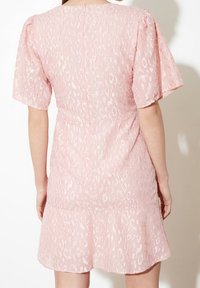 Trendyol Cocktailklänning - pink