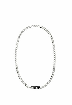 Silberne Kettenhalskette mit ineinander verschlungenen ovalen Gliedern und einem schwarzen Metallschloss vor einem weißen Hintergrund.